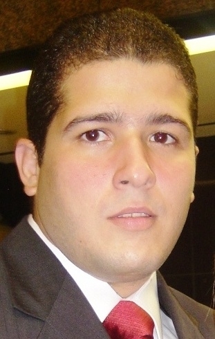 Advogado, sócio titular do escritório GOMES PINHEIRO, marido da Bebetinha, pai do Pedro e da Laura.