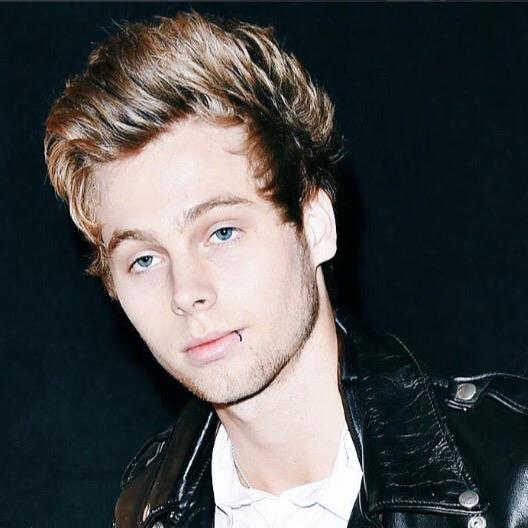 Lukesblondquiff's profile picture. Remember when ashton used to work at kfc yea me too