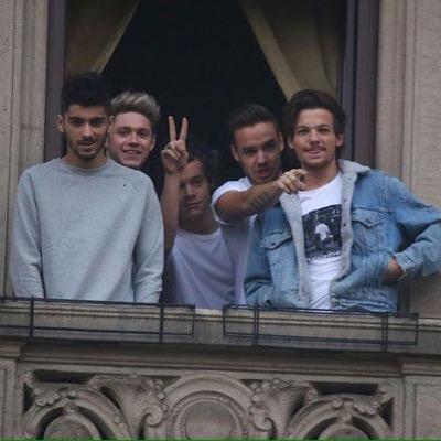 zarrysrroses's profile picture. follow @soIodmsgiveaway bc they gave you this free follow and will give you a dm with your fave