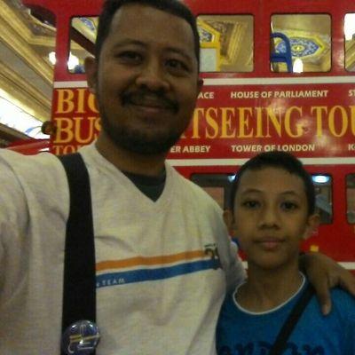 kenalilah seseorang jangan dari kulit luarnya saja,tapi kenalilah dari semuanya...nanti kamu akan mengenalnya lebih dekat lagi.
i'm good guy.