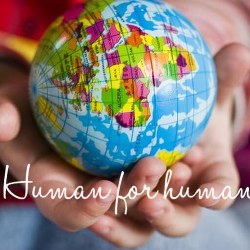 Wir wollen die Welt jeden Tag besser machen und legen deshalb unser Augenmerk auf Menschenrechte, Schicksale, Emotionen, Poesie, Bloggen. Alles wichtige also!