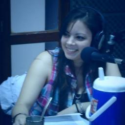 Lectora compulsiva, docente, trabajadora en medios, melómana y nena de papá..