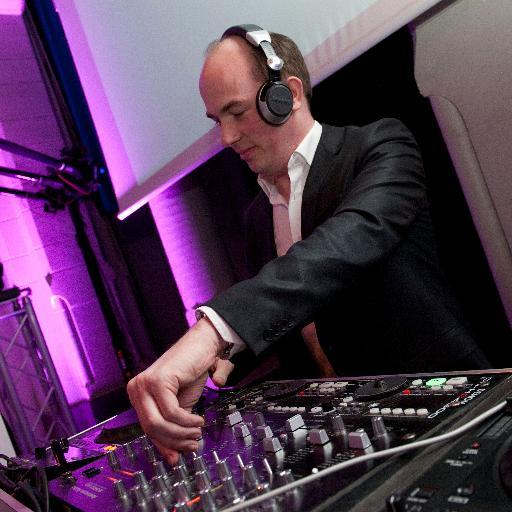 Ik ben DJ en eigenaar van YOUR-DJ. Ik verzorg trendy en exclusieve dj shows op o.a. uw: bruiloft, bedrijfsfeest en evenement.