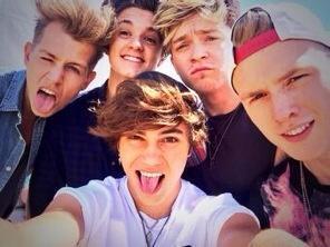 I love George, Josh, JJ, Jaymi, Brad, Con, James and Tris so much that i decided to make a lyric account dedicated to the 8 weirdos❤