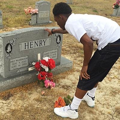 Bak in da gap dey really den want me I waz out hea dwn bad out here & my lonely stop hangin wit niggas dey fonny had to sit dwn and see waz my homie..