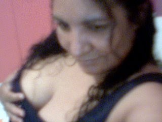 Às vezes idiota, às vezes indecisa.
Às vezes feia, às vezes linda.
Às vezes chata, às vezes querida.
