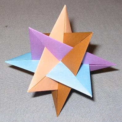 折り紙 簡単でカラフル Kobaeri 昔から折り紙 はすきで 当時はいろんな紙で作る正方形の箱にハマってたんですよ 今でもユニット折紙の12角形から30角形まで作れます その上はね 何角形 何枚 になるかわからんのですよ 途中までやって100毎週越したしw