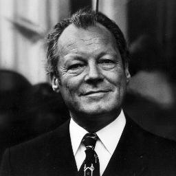 18 diciembre 1913 Herbert Ernst Karl Frahm, más conocido como Willy Brandt,  político socialdemócrata alemán.