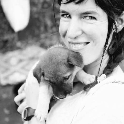 PJoyeusetes's profile picture. Copywriter, auteur, chroniqueuse.
Je suis une fille comme les autres qui achète ses tampons chez Kruidvat et rêve d'un Maxi Bicky en faisant son jogging.