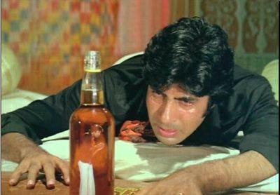 लोग कहते हे शराब पीने से कलेजा जलता हे…
और हम कहते हे शराब तभी पी जाती हे जब कलेजा जलता हे।।
#शराबी