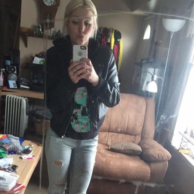 simplyaj7's profile picture. 