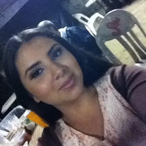 yiselestefania's profile picture. Las mujeres inteligentes, abren la mente. Las dulces, el corazón. Luego estoy yo, abriendo la nevera♡