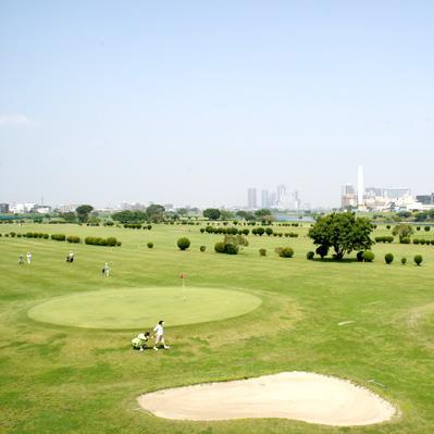 多摩川大橋上流側にある川崎リバーサイドパーク（ゴルフ場）です⛳平日の午後の枠電話予約始めました😊当日の午前10時から受け付けております。午前中は到着順でご案内しています 。皆様のお越しをお待ちしております。