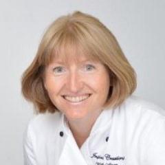 Hannah Collison a professionally qualified tutor with over 25 years teaching experience, offers high quality professional online cake decorating classes.