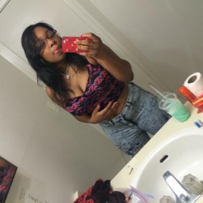 PaulaPowell123's profile picture. 