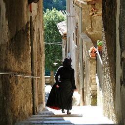 Vivi la magia di #Scanno: Idee e consigli di viaggio tra natura, gusto e tradizioni. Nella perla d'#Abruzzo assapora l'esperienza di un'#Italia autentica.