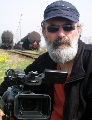 Iranian film editor&Documentary filmmaker
دانش آموخته ی سینما از دانشگاه هنر
https://t.co/JyJ48uMnOu