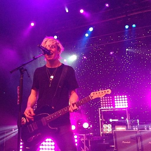 R5atFoxwoodsCT's profile picture. were putting up signs for R5!! just like #R5SmileNY, we will pass out signs before the show. follow if you're going to R5's CT show!!