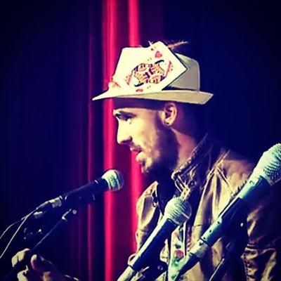22 primaveras ..escritor y cantautor del grupo @amediastintasgr en solitario como marc torres, de alma Trianero. enamorado de la musica