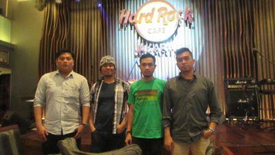 from Jakarta | formerly belasting
| romi @blankport (vocal), @kradeizer (guitar/vocal), Widi (bass), @hananhaq (drum) |  https://t.co/sYTKi8mj5j |