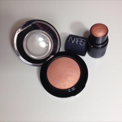 essenbeautyblog's profile picture. Your essential beauty blogger, full looks, trends and updates. 
 http://t.co/o5a5G21ps2