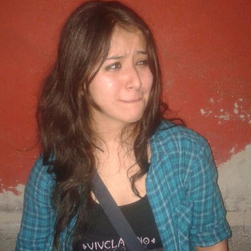 Lo mejor que puedes hacer es sonreír ante la vida!! Feliz, desconcertada, amante de la música y de algunos vicios!! That's me!! ;D
