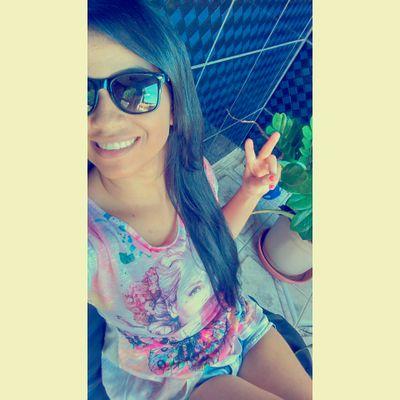 Menina inocente Que corre em busca de sonhos, Atravessa oceanos Em busca de um único ideal: ser feliz!