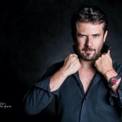 Amante de todo tipo de arte. Desea con todo tu corazon y el universo conspirara. IG @jorge_melo_ Facebook Jorge Melo