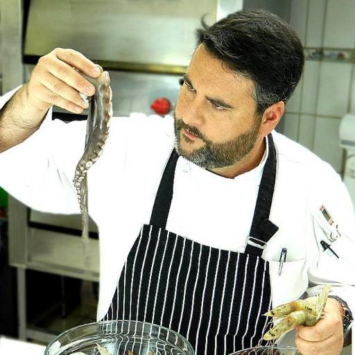 Chef ejecutivo de A & M Banqieteria, profesor de gastronomia. Fanatico del lomo grillé con un buen cabernet sauvignon.