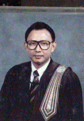 since graduation in 1980 I have been working of a lawyer. I have becom interested in business and sport managment