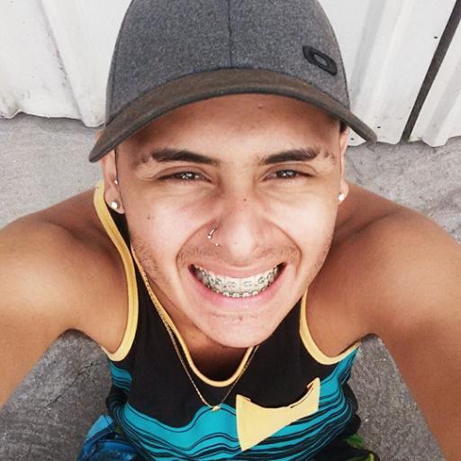 ao contrário do que você queria.. to firmão, to na correria
Sou guerreiro e não pago pra vacilar, Sou vaso ruim de quebrar!