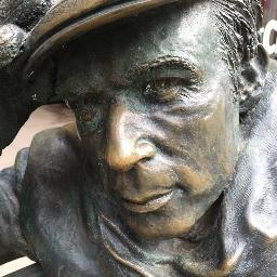 Much friendlier than the real life Glenn Gould, Golden Glenn Gould doesn't mind you touching him, eating next to him or taking his picture.