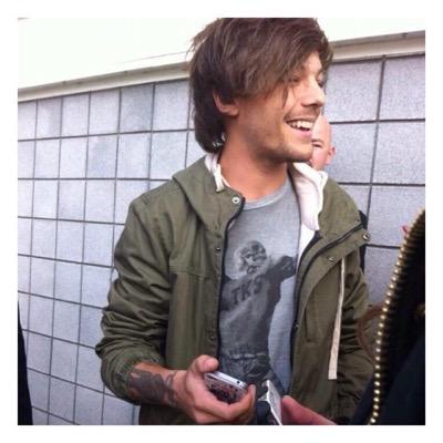 hi! I hope everyone has an amazing day! and if you would like to get help with a CALUM follow, @tupacliam would DM your name if you follow her!