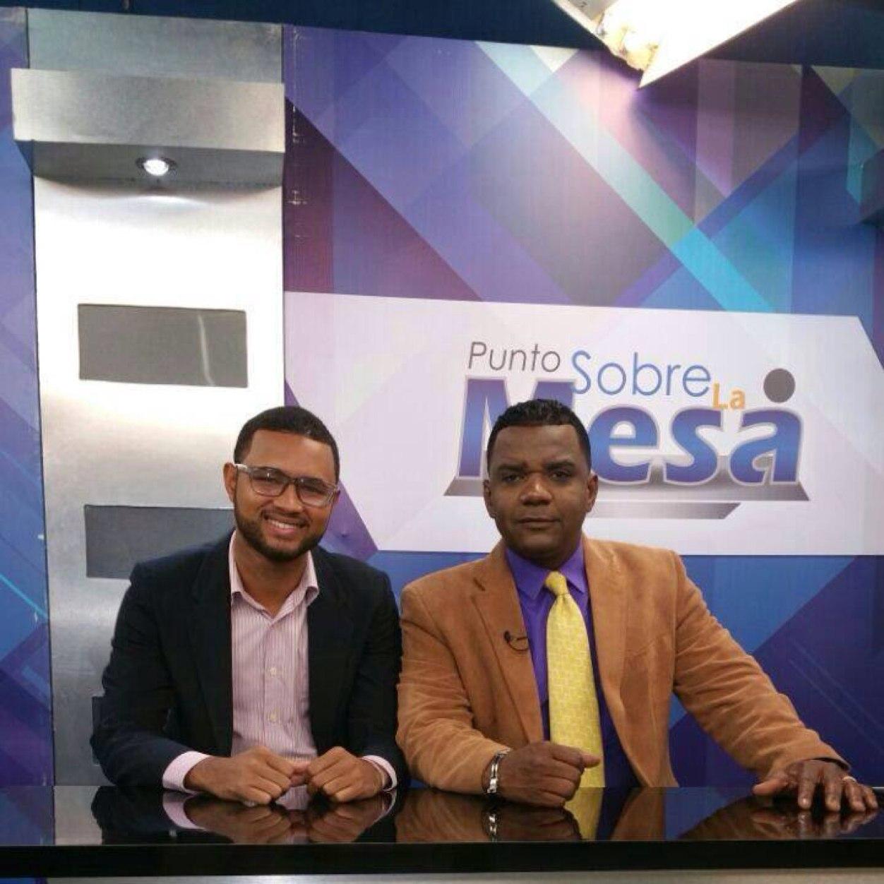 Periodista y Locutor, trabajo en el programa de TV Puntos Sobre la Mesa como Cronista Deportivo gracias a Dios