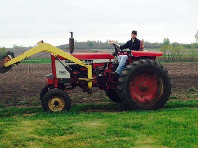 FarmallDH13's profile picture. But in the same direction it's so hard to meet on the corner of two numbered one way streets.
#EMAW #KSU #Farmall #SoGodMadeAFarmer