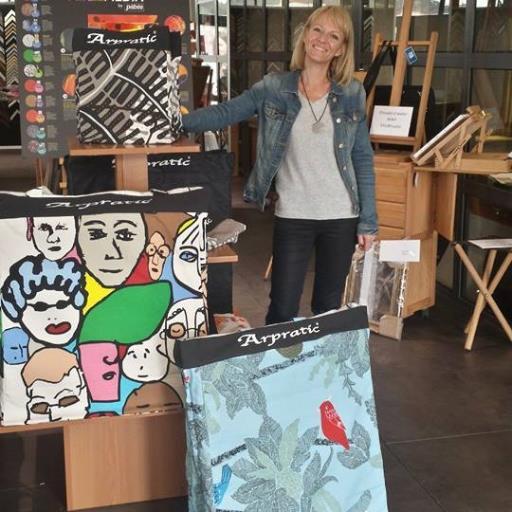 sac à tableaux fabrication artisanale et française. Ces sacs permettent le transport de 4 à 6 tableaux dans un seul sac. Il y a 4 tailles différentes de sac.