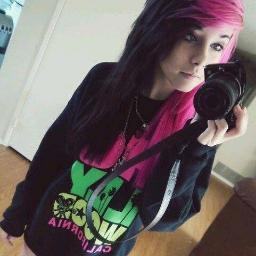 Hi I'm Lisa I like music/ movies/ the beach/ concerts/ animals/ reading/ art is relative/ my dog (=^-^=)