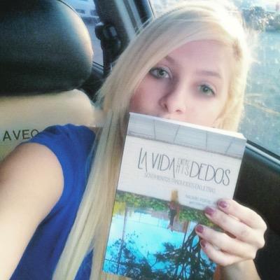 nacaridfanpage's profile picture. Escritora de los libros: La vida entre mis dedos y Amor a cuatro estaciones. Locutora del programa radial: Arte en la Ciudad. 95.5 Fm