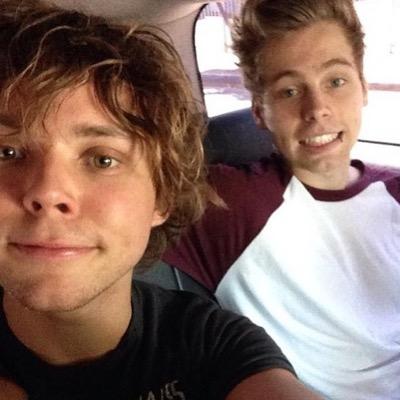 follow @omqqAshton plz