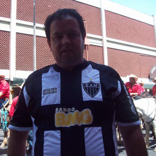 Jornalista e Repórter Fotográfico. Também trabalho com vendas de serviços gráficos . Fui o criador do Jornal e Guia Publicitário dos Municípios em 2009 .