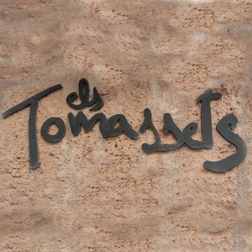 Tasca de Vins i Tapes. un espacio para disfrutar con todos los sentidos. Donde se fusiona la tradición con la cocina de vanguardia. Carrer Loreto, Denia.