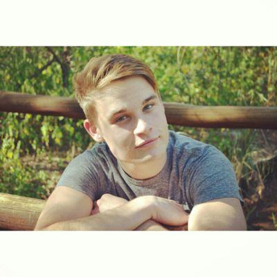 Ren_ier's profile picture. ★I'm a very happy person but life is hard sometimes and relationships are shit sometimes★