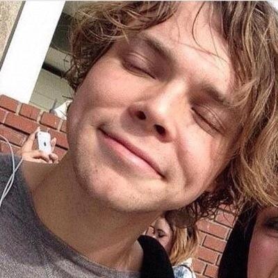 i dye my hair so if i ever meet michael he'll maybe just maybe tell me my hair is cool
