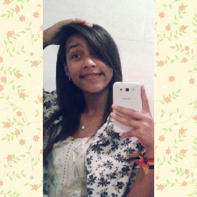 Marrenta, difícil de lidar, mas com um sorriso que é impossível não se apaixonar .