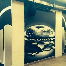 L'Eliandre Burger Bar situé sur les allées principales à Lacanau Océan : burgers à la française, cocktails and DJ Set, venez nous découvrir!!!