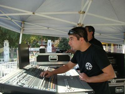 Amante de la musica sonidista. feliz con mi familia con mi hijo.siempre alegre