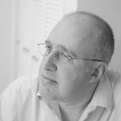 Ser humano, artista gráfico, transformer. Narrador de historias que funcionen, propias y ajenas Inventor de contextos