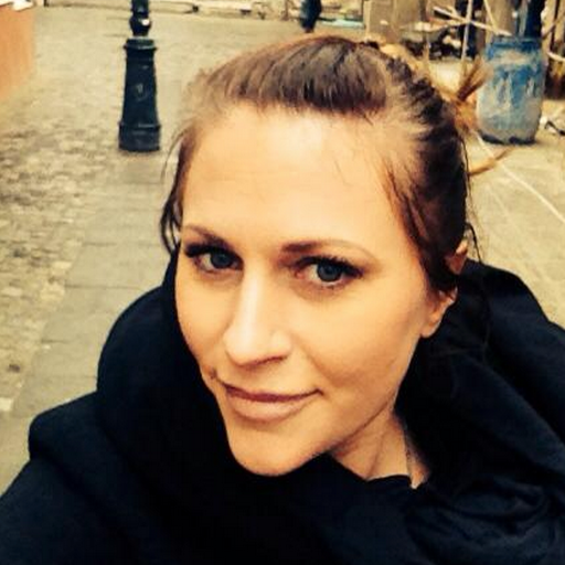 Community manager, social media marketing specialist & entrepreneur. Total travel junkie!