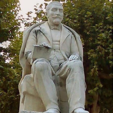 juliaribera's profile picture. EN ELS ANYS QUE PORTE ACÍ DALT HE VIST DE TOT. SÓC UNA ESTÀTUA PERO AMB INQUIETUTS.