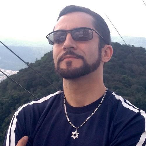 Filósofo, professor e questionador-geral da República, embaixador autoexilado do país Grajaú, 41 anos. Atirador esportivo CAC.